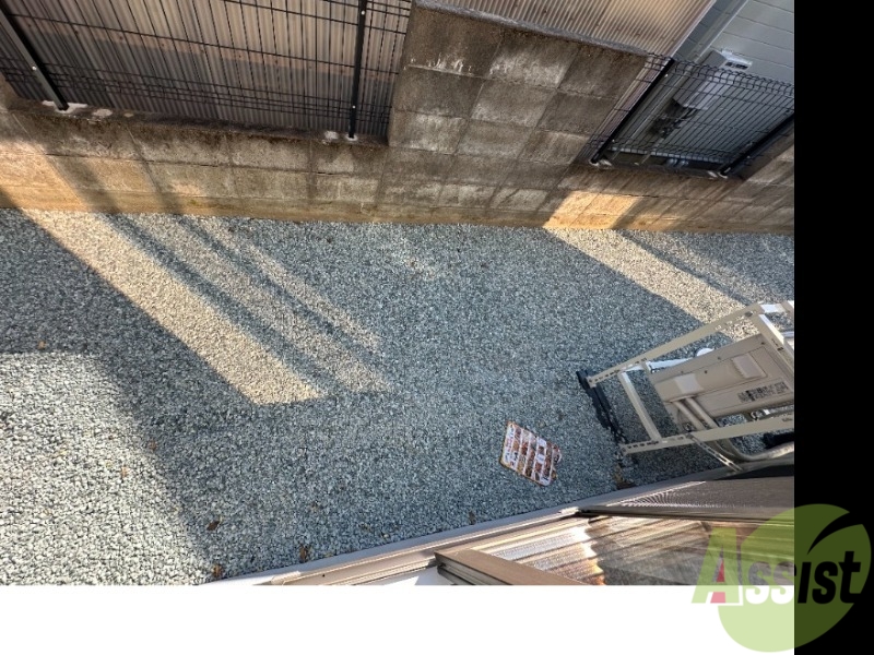 バルコニー　バルコニーは無く砂利が敷かれているので人通りは少なそうです。