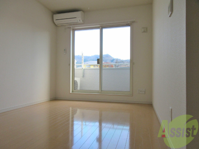 居室・リビング　陽の光が差し込む明るいお部屋は気持がいいですね～