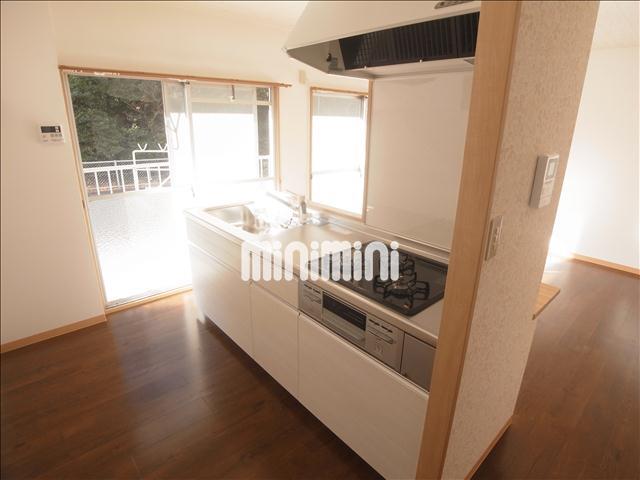 キッチン　３口コンロのシステムキッチンで料理がはかどります。