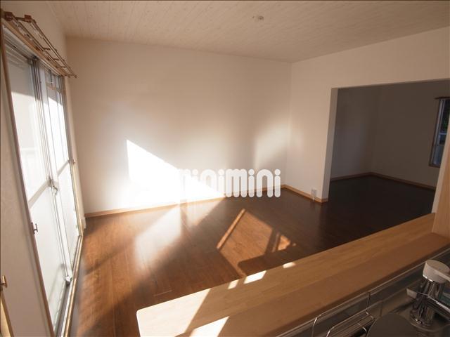 居室・リビング　１２帖リビング、日当たり良好です。