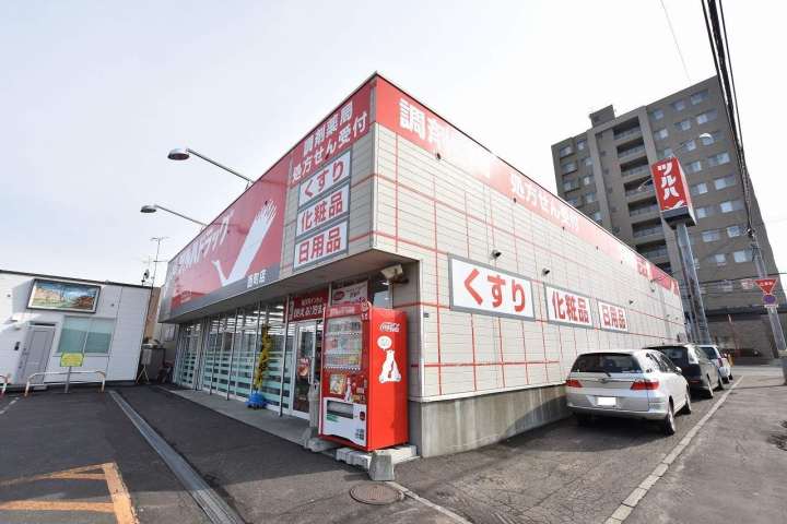 ドラックストア　ツルハドラッグ西町店（ドラッグストア）まで370m