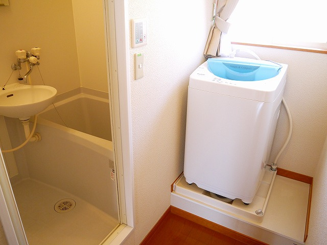 洗面設備　室内洗濯機置場つきです