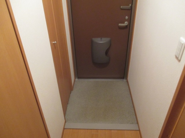 玄関　玄関には収納力の高いシューズボックスがあります