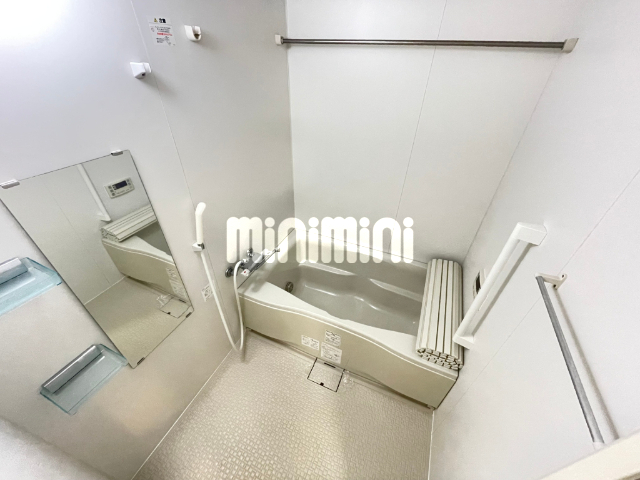 バス・シャワールーム　窓が２つ付いていて、採光、風通しバッチリです。