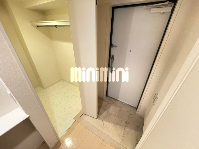 玄関　広々１３．２帖のＬＤＫが自慢のお部屋です。