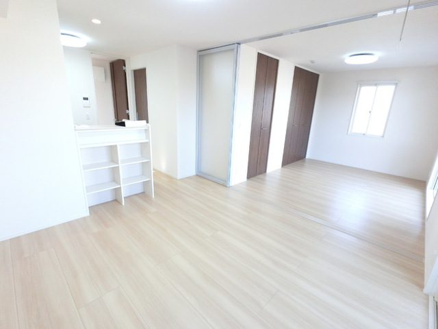 居室・リビング　ライトスルースクリーンで光を透しながらほどよく遮ります。