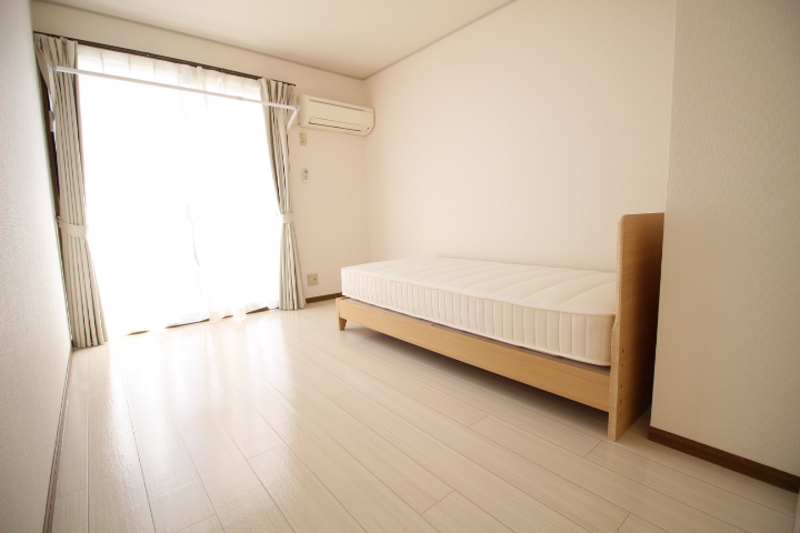 その他部屋・スペース　開放的な寝室です