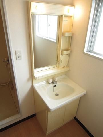 洗面設備　嬉しい独立洗面台です