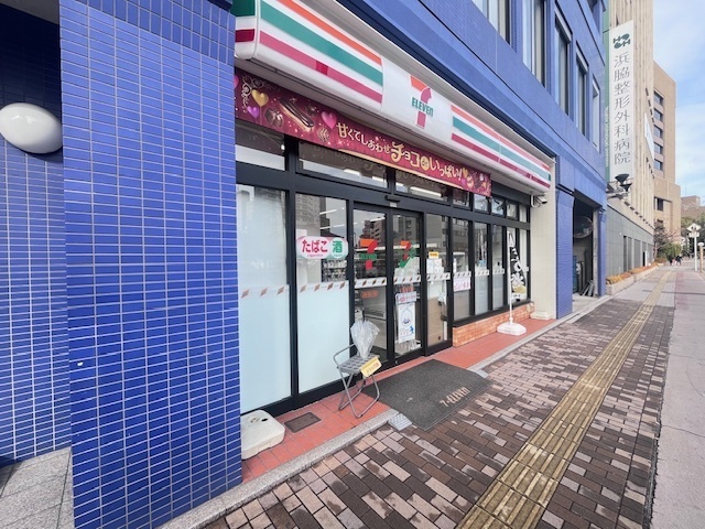 コンビニ　セブンイレブン広島大手町４丁目店（コンビニ）まで210m