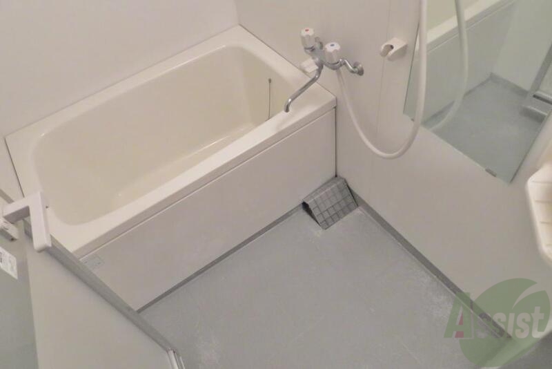 バス・シャワールーム　お風呂はシャワー付き、鏡付きで広さも中々。