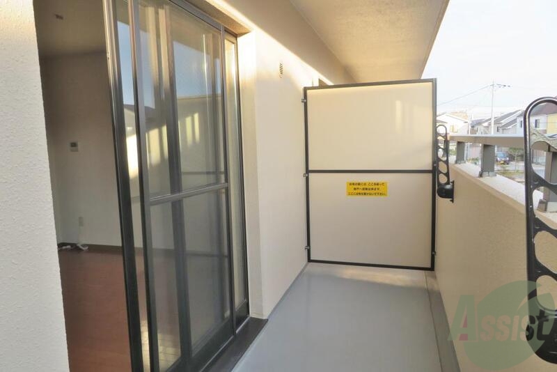 バルコニー　バルコニーは広々で洗濯物を干すのも楽チンです。