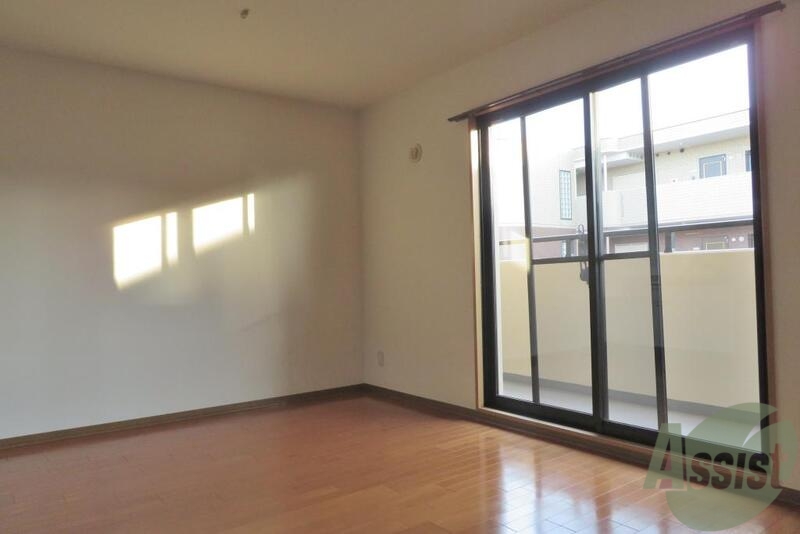 居室・リビング　キレイなフローリングで小道良く生活が出来そうですね。