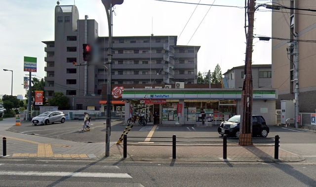コンビニ　ファミリーマート鶴見緑地東店（コンビニ）まで300m