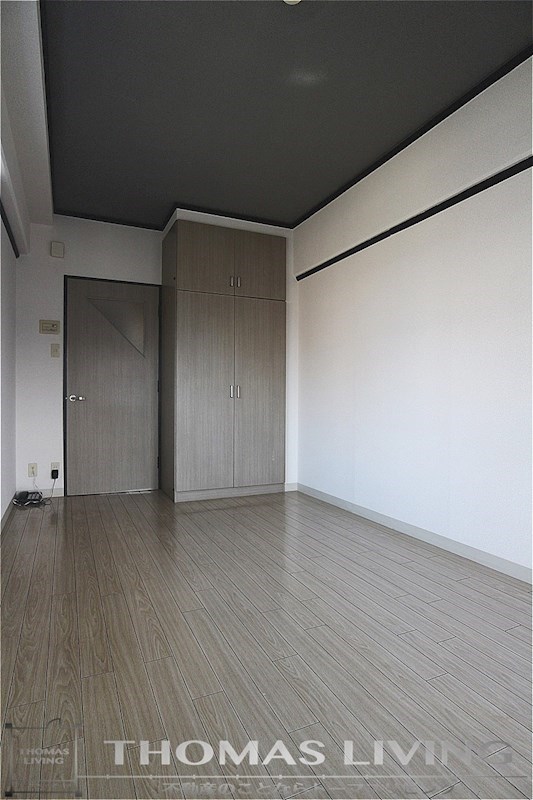 居室・リビング　広々としたお部屋で1Kでも広々と一人暮らしを演出できます。