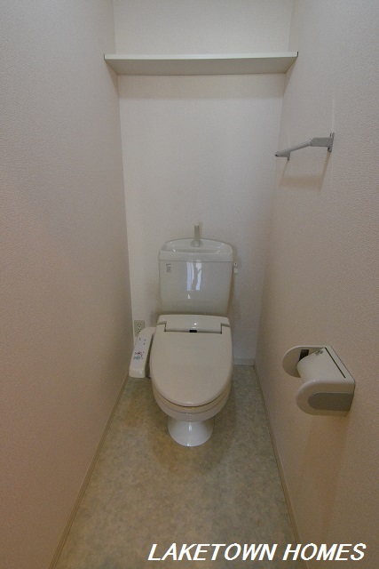 トイレ　上部に収納棚がある温水洗浄暖房便座付のトイレです。