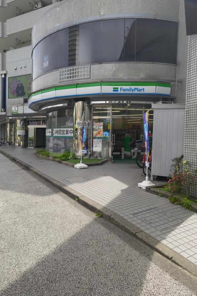コンビニ　ファミリーマート浮間舟渡駅前店（コンビニ）まで80m