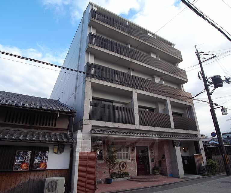 建物外観　京都らしい石畳の道に面して建っています。
