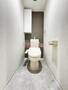 トイレ　落ち着いた色調のトイレです