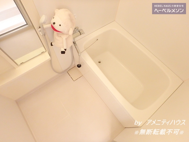 バス・シャワールーム　●シンプルなバスルーム。