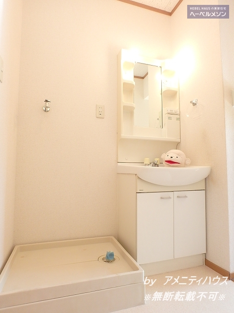 洗面設備　●朝の準備もラクラク　快適な独立洗面スペースあり。