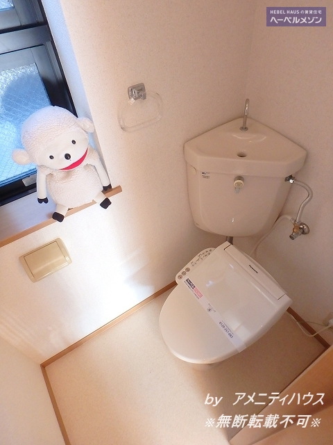 トイレ　●温水洗浄暖房便座付きの快適なトイレスペース。