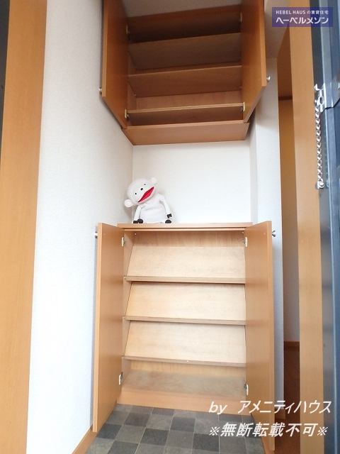 玄関　●玄関には上下2段のシューズボックスあり。