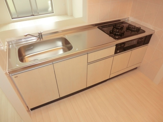 キッチン　３口ガスコンロ付きのキッチンです♪