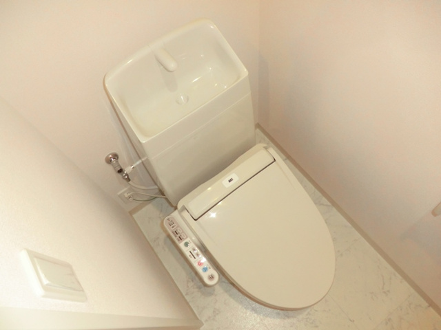 トイレ　温水洗浄便座付きのトイレです♪
