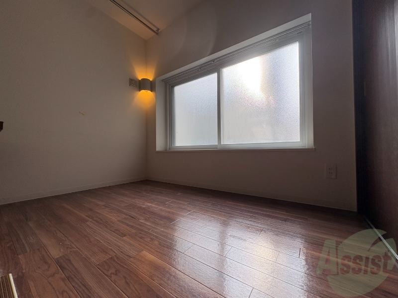 その他部屋・スペース　寝室はこちらです。光が差し込む、温かみのあるお部屋です。