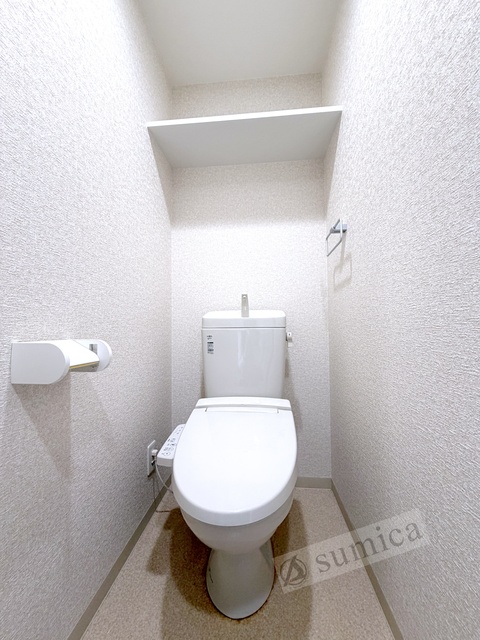 トイレ　人気アイテムの温水洗浄便座。清潔感のあるトイレです。
