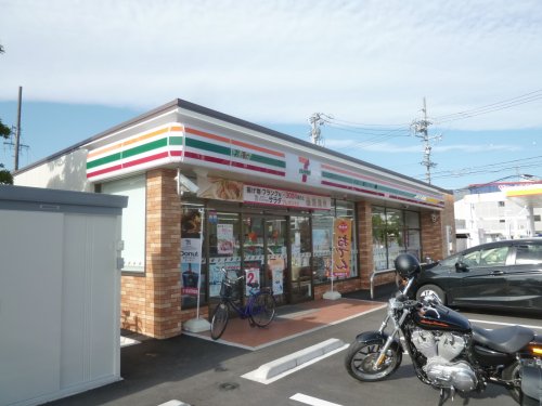 コンビニ　セブンイレブン（コンビニ）まで526m