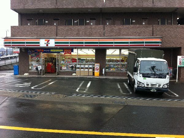 コンビニ　セブンイレブン多摩関戸5丁目店（コンビニ）まで681m