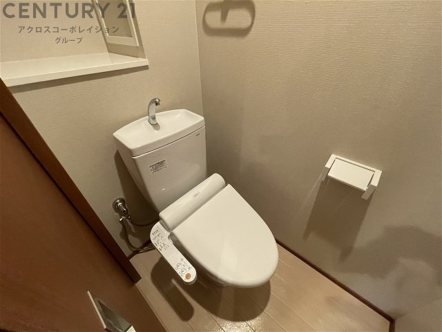 トイレ　温水洗浄便座付きのトイレです♪