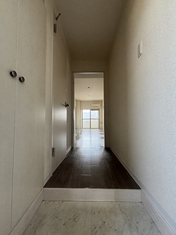 玄関　※同物件・別号室参考写真