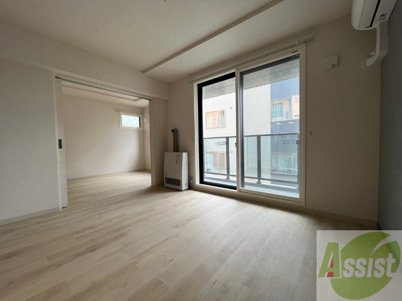 居室・リビング　木目のフローリングは落ち着きのある印象のお部屋になりますね。
