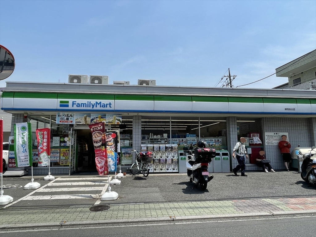 コンビニ　ファミリーマート 練馬桜台店（コンビニ）まで304m