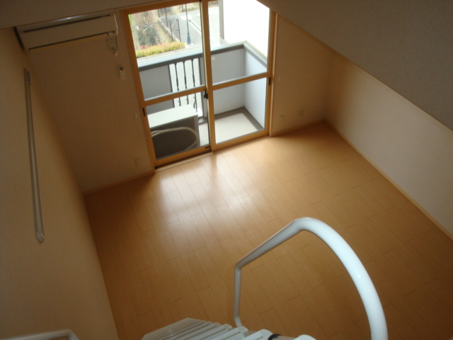 その他設備　ロフトからお部屋を見てみると。参考、同建物・反転間取りの号室