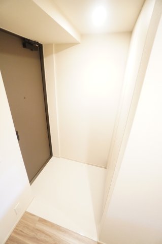 玄関　※同物件・反転タイプの写真です。