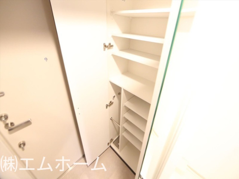 玄関　玄関　シューズクローゼット付（収納充実してます）