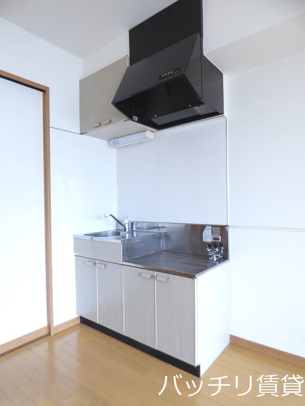 キッチン　画像は別号室の為、現状優先になります。