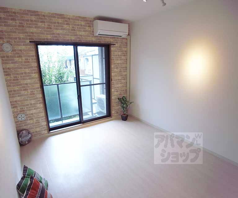 居室・リビング　アクセントクロスがお洒落な７帖洋室です。