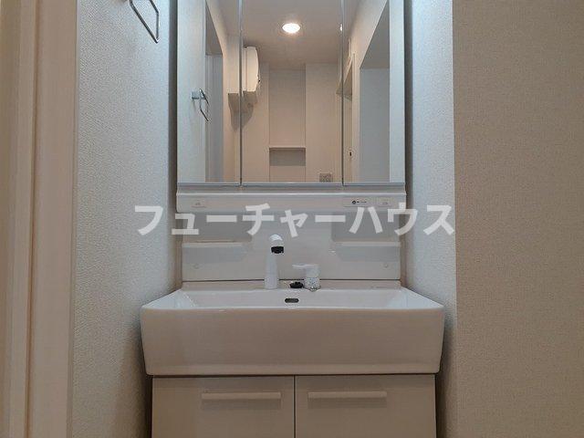 洗面設備　明るい洗面所です
