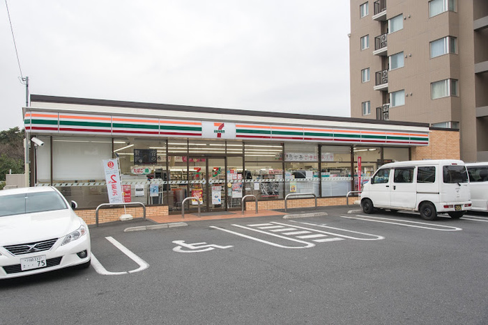 コンビニ　セブンイレブン（コンビニ）まで367m