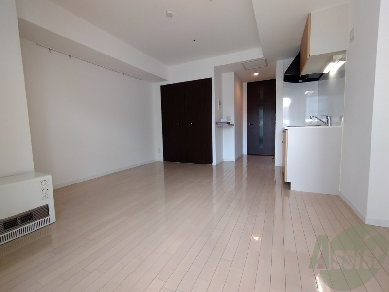 その他部屋・スペース　１０．３帖の洋室が広がっています。シックで落ち着きのある部屋