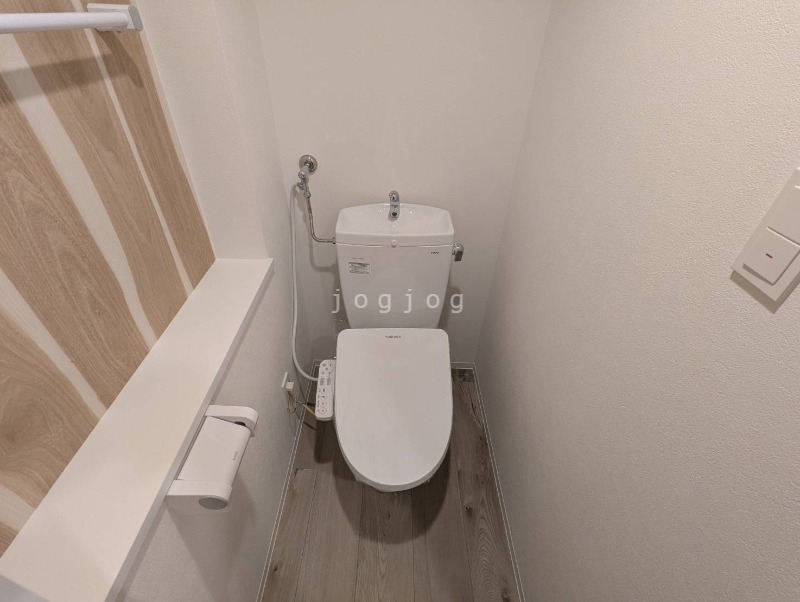 トイレ　嬉しい温水洗浄便座付きのトイレです。