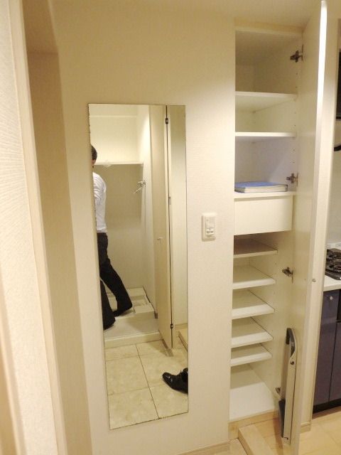 玄関　★姿見がついているのが嬉しいですね★