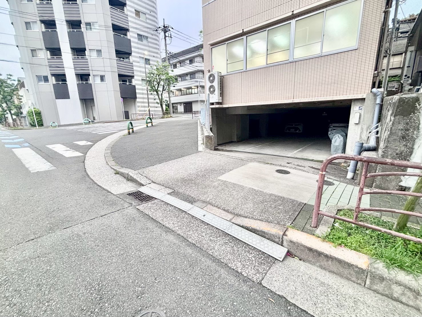 建物外観　全面窓になっております。