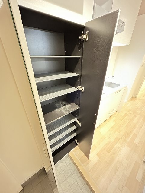 玄関　※写真は別部屋のものです。（参考）