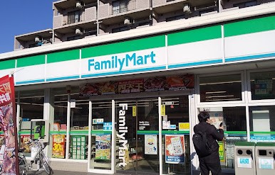 コンビニ　ファミリーマート サンズ新吉田店（コンビニ）まで298m