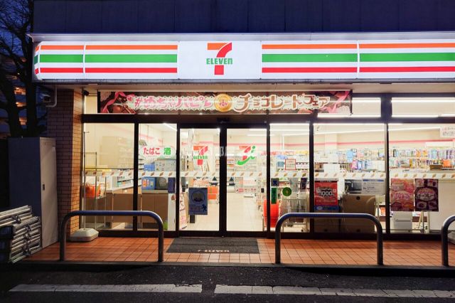 コンビニ　セブンイレブン新宿下落合駅北店（コンビニ）まで155m